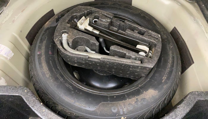 2013 Volkswagen Vento HIGHLINE DIESEL 1.6, Diesel, Manual, 99,563 km, Spare Tyre