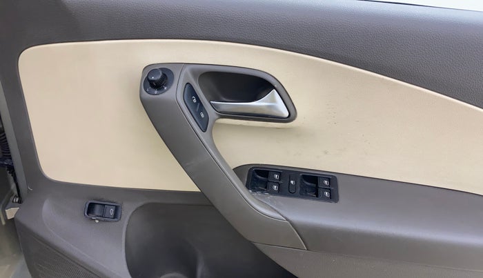 2013 Volkswagen Vento HIGHLINE DIESEL 1.6, Diesel, Manual, 99,563 km, Driver Side Door Panels Control