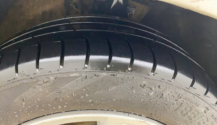 2013 Volkswagen Vento HIGHLINE DIESEL 1.6, Diesel, Manual, 99,563 km, Right Front Tyre Tread