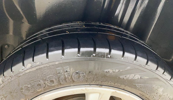 2013 Volkswagen Vento HIGHLINE DIESEL 1.6, Diesel, Manual, 99,563 km, Left Rear Tyre Tread