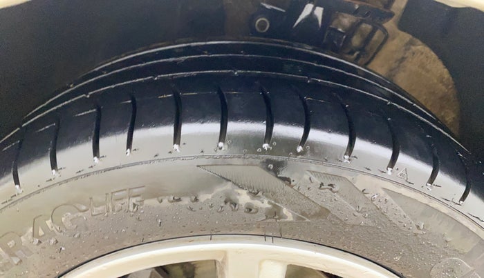 2013 Volkswagen Vento HIGHLINE DIESEL 1.6, Diesel, Manual, 99,563 km, Left Front Tyre Tread