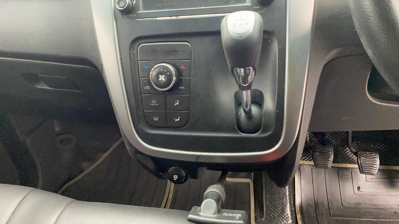 2018 Mahindra KUV 100 NXT K8 P 6 STR, Petrol, Manual, 33,801 km, Gear Lever