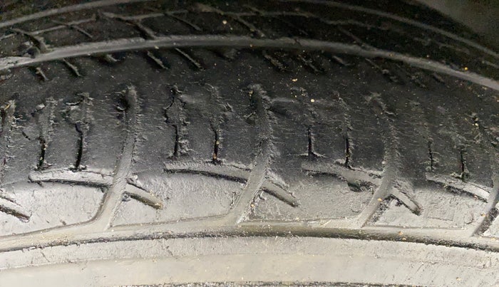 2018 Mahindra KUV 100 NXT K8 P 6 STR, Petrol, Manual, 33,453 km, Right Front Tyre Tread