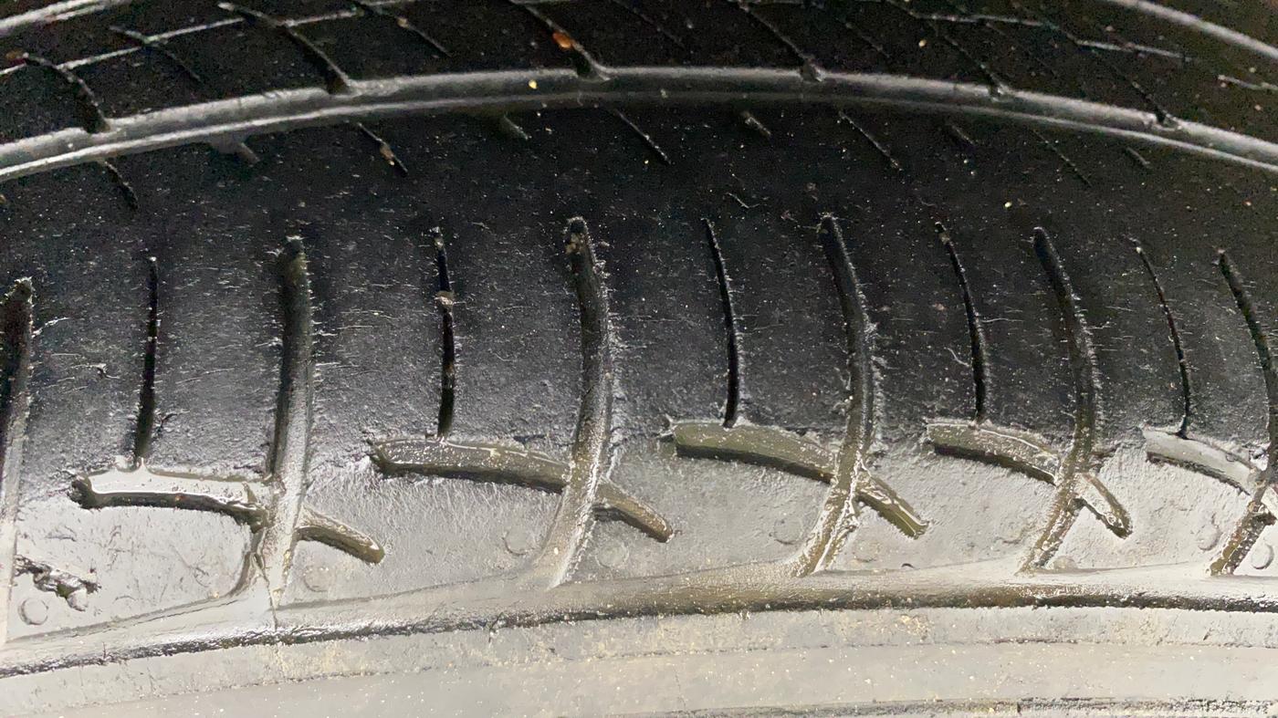 2018 Mahindra KUV 100 NXT K8 P 6 STR, Petrol, Manual, 33,801 km, Right Rear Tyre Tread