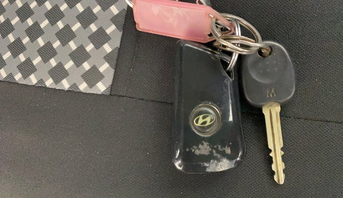 2017 Hyundai Grand i10 SPORTZ 1.2 KAPPA VTVT, CNG, Manual, 1,01,269 km, Key Close Up