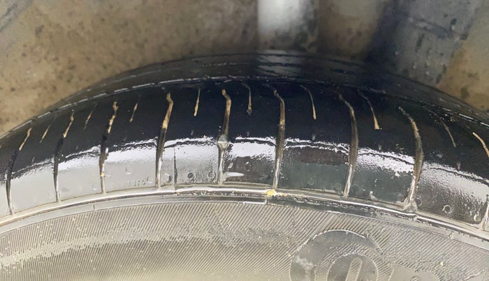 2017 Hyundai Grand i10 SPORTZ 1.2 KAPPA VTVT, CNG, Manual, 1,01,269 km, Left Rear Tyre Tread