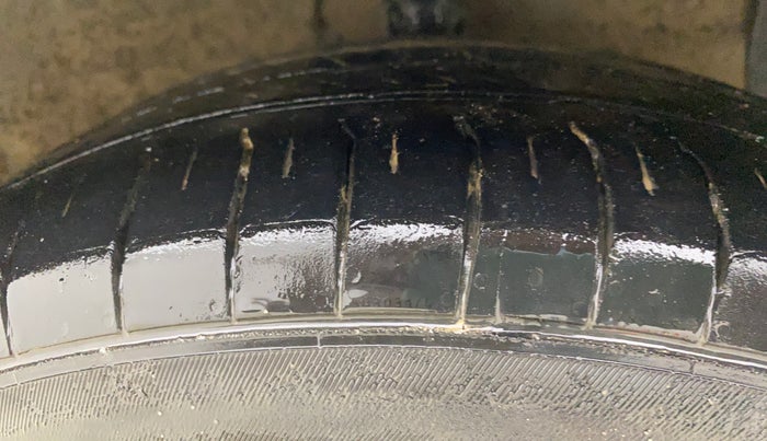 2017 Hyundai Grand i10 SPORTZ 1.2 KAPPA VTVT, CNG, Manual, 1,01,269 km, Right Front Tyre Tread