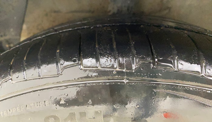 2017 Hyundai Grand i10 SPORTZ 1.2 KAPPA VTVT, CNG, Manual, 1,01,269 km, Right Rear Tyre Tread