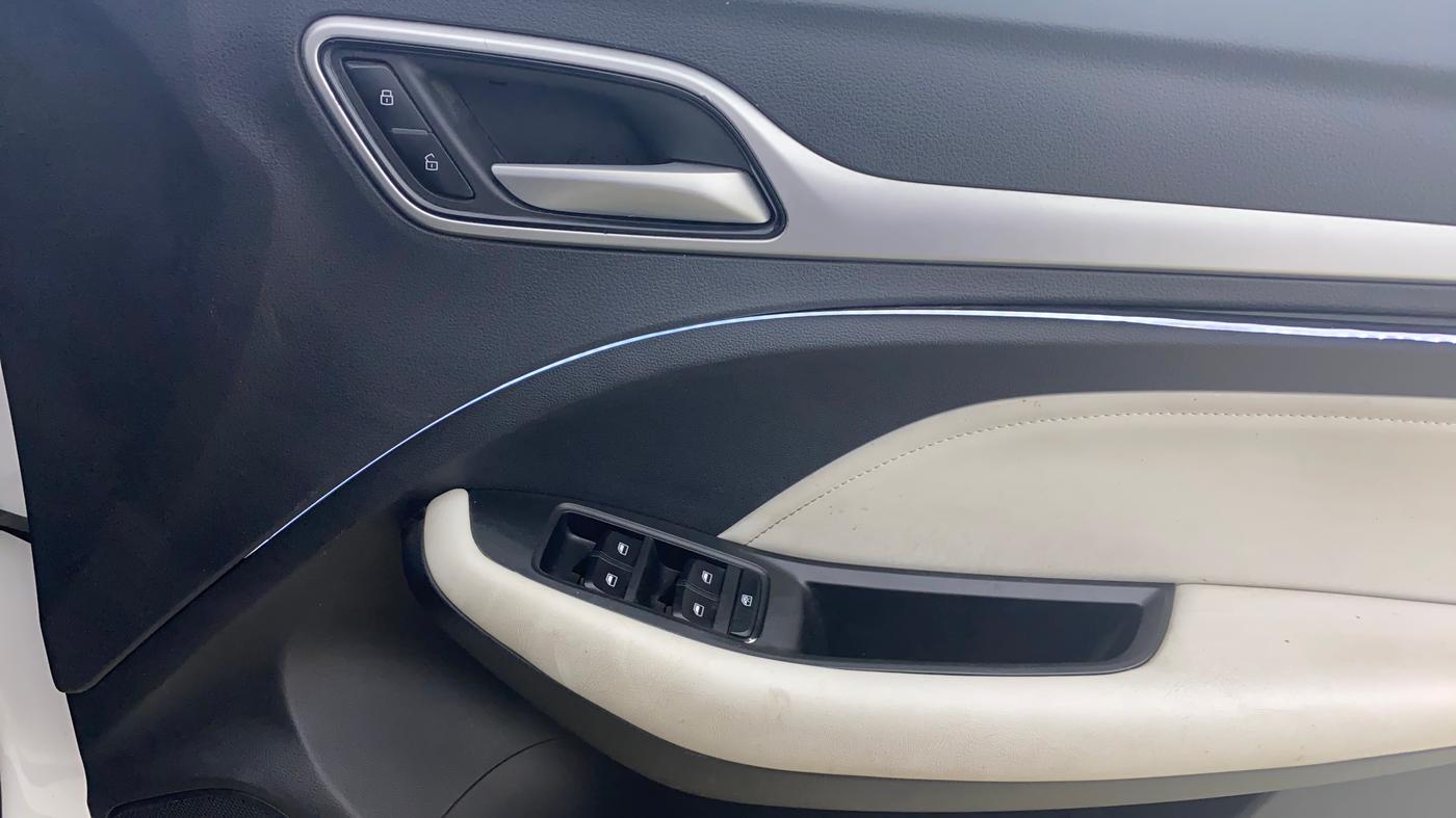 2023 MG ASTOR STYLE 1.5 MT, Petrol, Manual, 22,418 km, Driver Side Door Panels Control