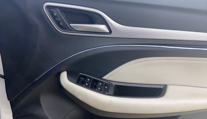 2023 MG ASTOR STYLE 1.5 MT, Petrol, Manual, 22,418 km, Driver Side Door Panels Control