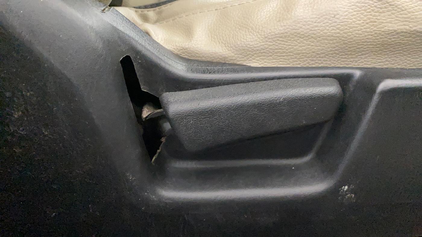 2019 Maruti Alto VXI, Petrol, Manual, 66,530 km, Driver Side Adjustment Panel