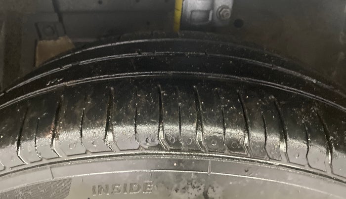 2015 Maruti Ertiga VXI, Petrol, Manual, 76,659 km, Left Front Tyre Tread