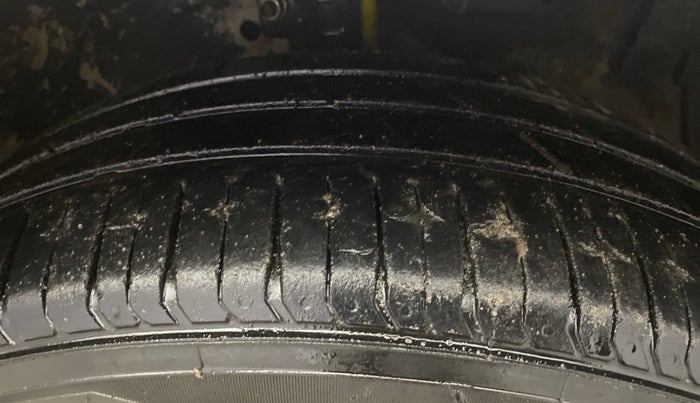 2015 Maruti Ertiga VXI, Petrol, Manual, 76,659 km, Right Front Tyre Tread