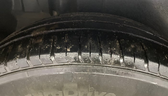 2015 Maruti Ertiga VXI, Petrol, Manual, 76,659 km, Right Rear Tyre Tread