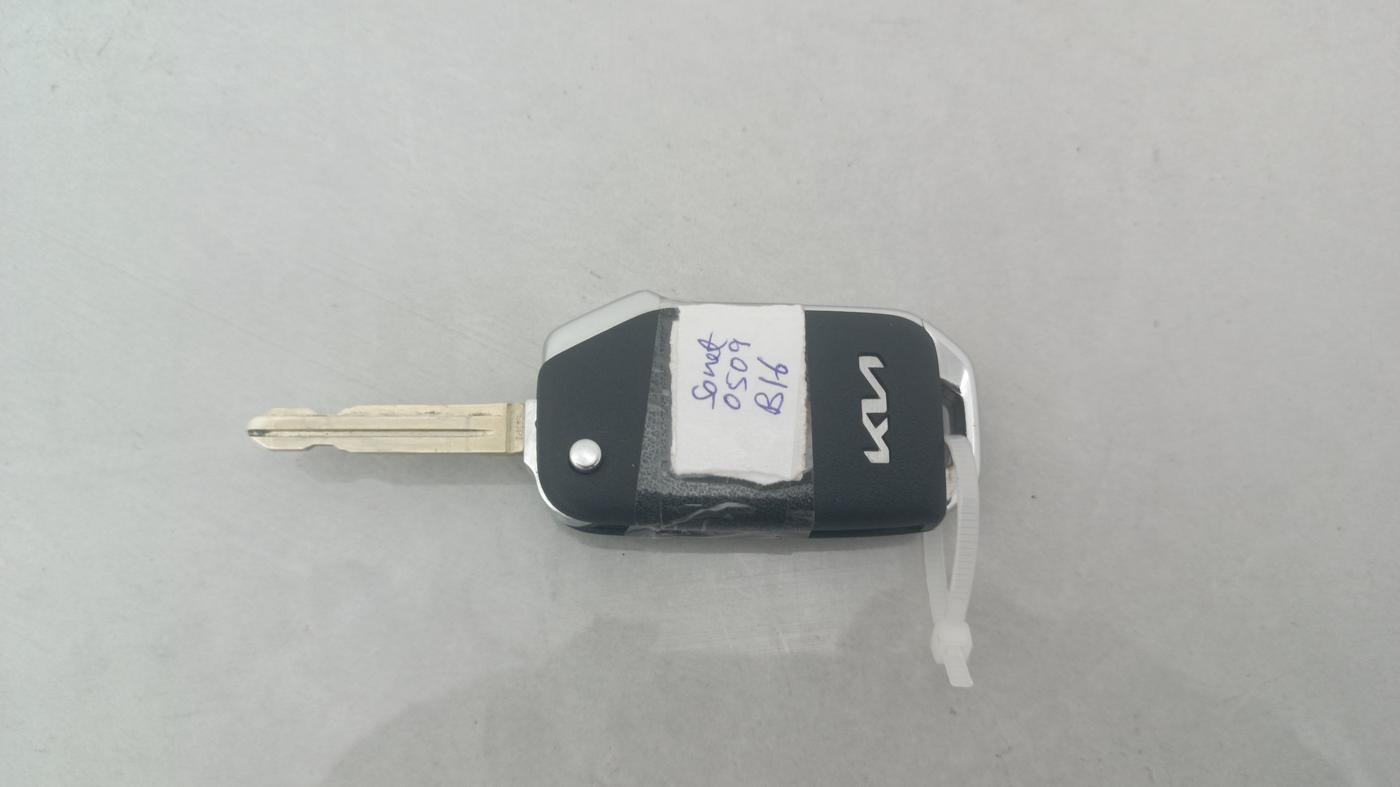 2025 KIA SONET HTK (O) 1.2 Petrol MT, Petrol, Manual, 3,106 km, Key Close Up