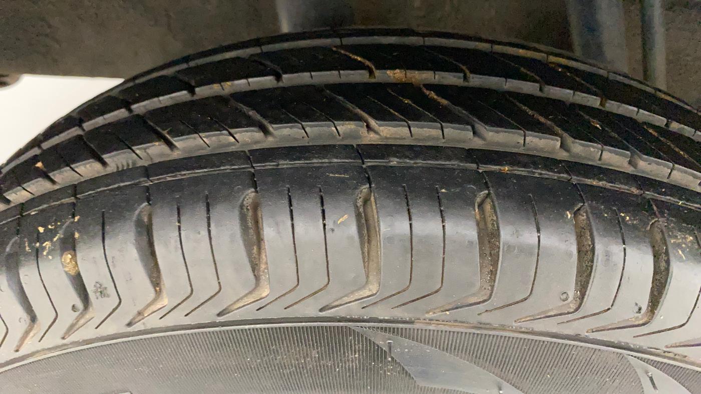 2017 Renault Kwid RXT 1.0 AMT, Petrol, Automatic, 76,813 km, Right Rear Tyre Tread
