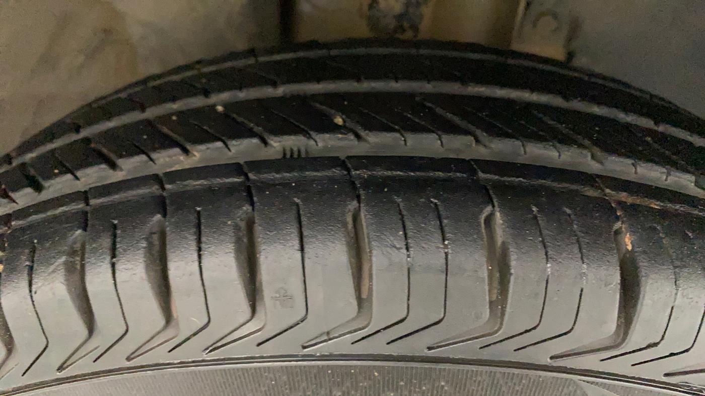2017 Renault Kwid RXT 1.0 AMT, Petrol, Automatic, 76,813 km, Right Front Tyre Tread