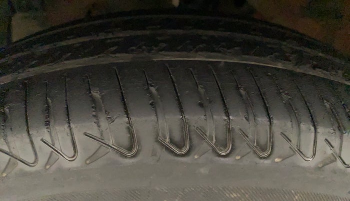 2015 Maruti Swift Dzire VXI, Petrol, Manual, 84,708 km, Left Front Tyre Tread