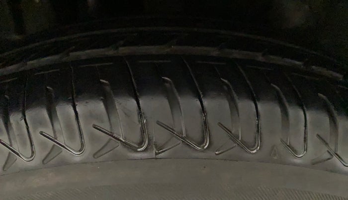 2015 Maruti Swift Dzire VXI, Petrol, Manual, 84,708 km, Right Rear Tyre Tread