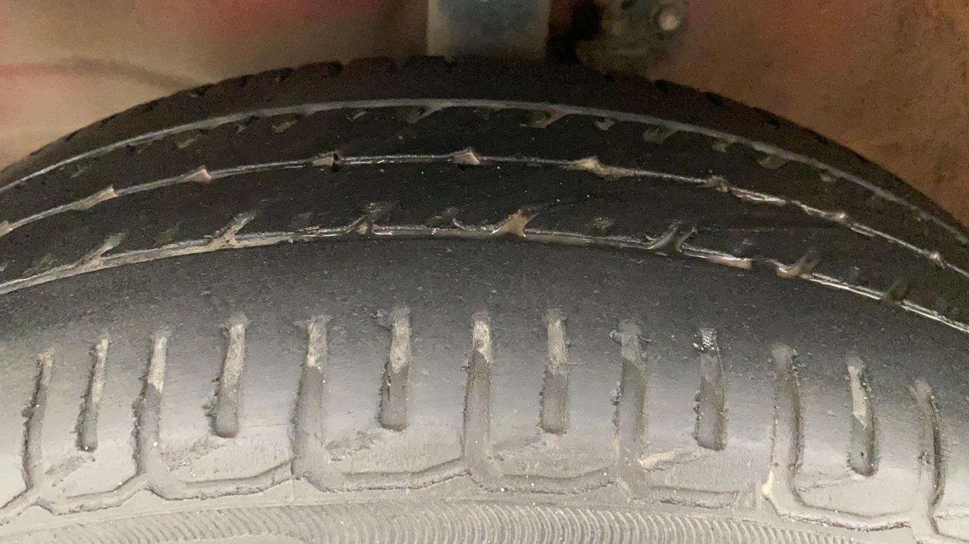 2011 Maruti Wagon R 1.0 VXI, Petrol, Manual, 1,16,570 km, Left Front Tyre Tread