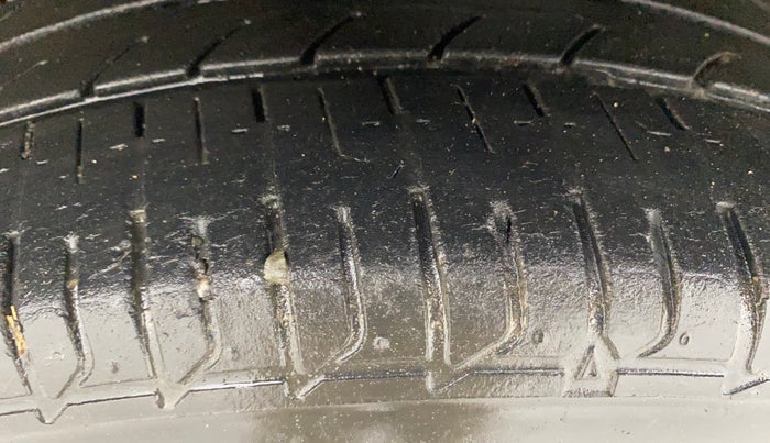 2019 Hyundai Elite i20 SPORTZ PLUS 1.2 DUAL TONE, Petrol, Manual, 23,356 km, Left Front Tyre Tread