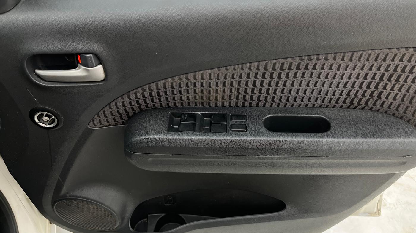 2013 Maruti Ritz VXI, Petrol, Manual, 1,10,681 km, Driver Side Door Panels Control