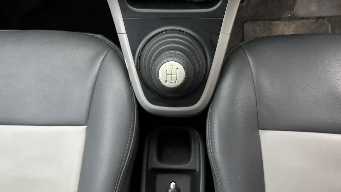 2013 Maruti Ritz VXI, Petrol, Manual, 1,10,681 km, Gear Lever