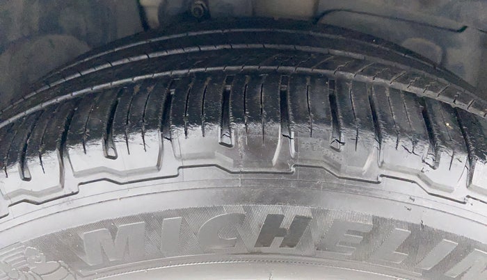 2014 Landrover Freelander 2 TD4 SE, Diesel, Automatic, 1,18,526 km, Right Front Tyre Tread