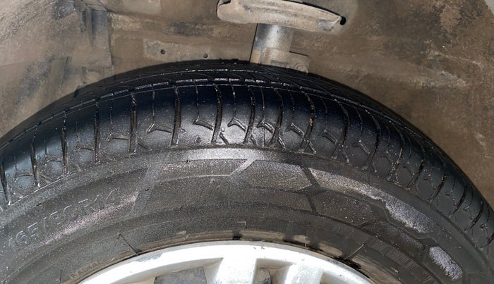2016 Maruti Swift VXI, Petrol, Manual, 51,772 km, Left Front Tyre Tread