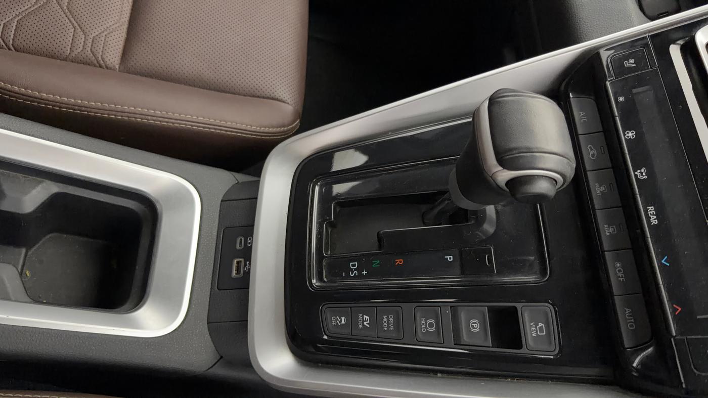 2024 Toyota INNOVA HYCROSS ZX HYBRID 7 STR, Hybrid, Automatic, 29,382 km, Gear Lever