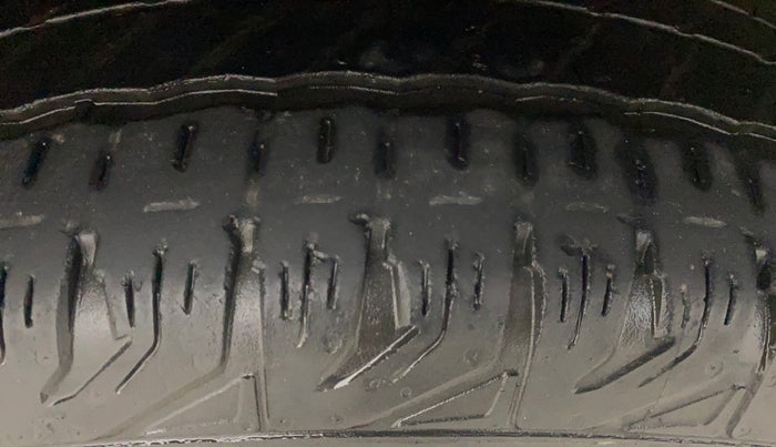 2016 Mahindra XUV500 W10 AT, Diesel, Automatic, 72,178 km, Right Front Tyre Tread