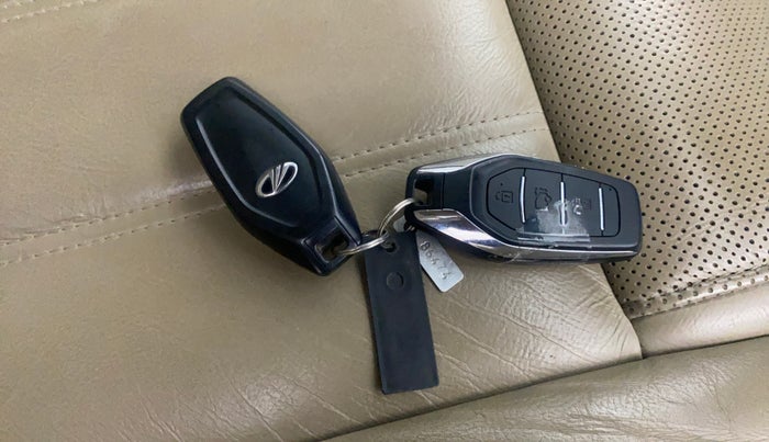 2016 Mahindra XUV500 W10 AT, Diesel, Automatic, 72,178 km, Key Close Up