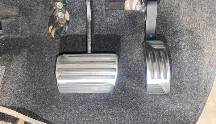 2016 Mahindra XUV500 W10 AT, Diesel, Automatic, 72,178 km, Pedals