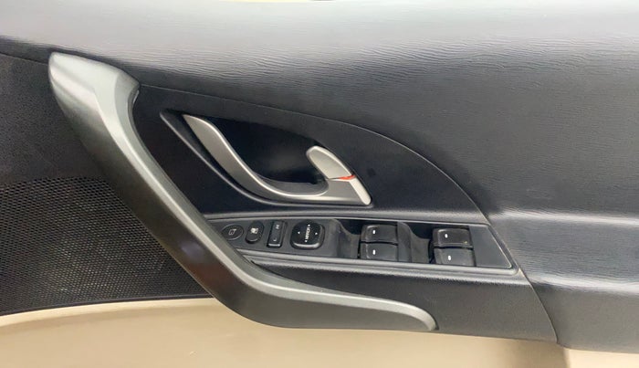 2016 Mahindra XUV500 W10 AT, Diesel, Automatic, 72,178 km, Driver Side Door Panels Control