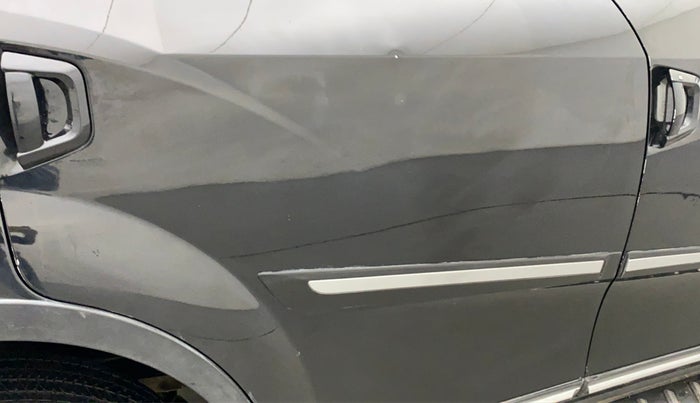 2019 Mahindra XUV500 W7 AT, Diesel, Automatic, 36,879 km, Right rear door - Minor scratches