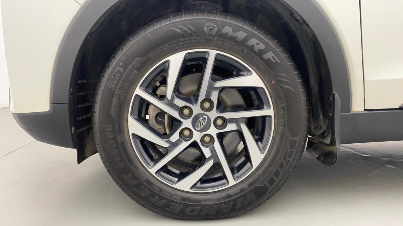 2022 Mahindra XUV300 W8 (O) 1.2 PETROL AMT, Petrol, Automatic, 31,369 km, Left Front Wheel