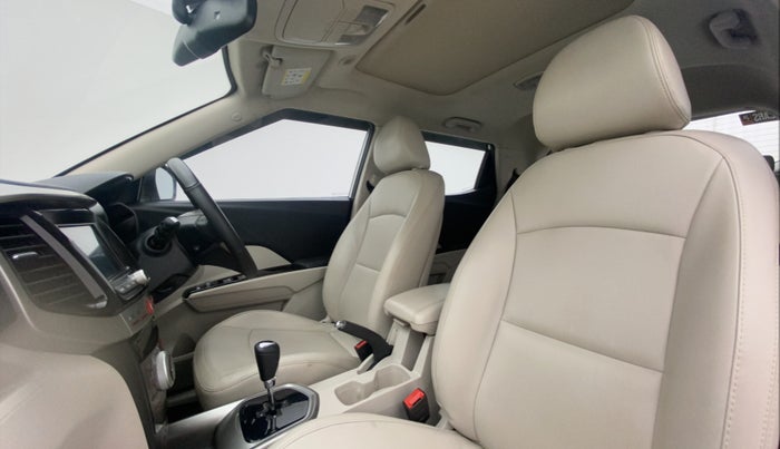 2022 Mahindra XUV300 W8 (O) 1.2 PETROL AMT, Petrol, Automatic, 31,369 km, Right Side Front Door Cabin