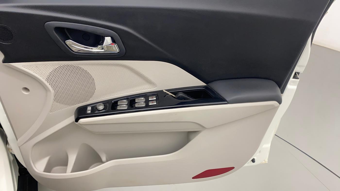 2022 Mahindra XUV300 W8 (O) 1.2 PETROL AMT, Petrol, Automatic, 31,369 km, Driver Side Door Panels Control