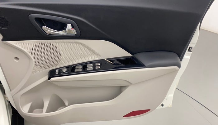 2022 Mahindra XUV300 W8 (O) 1.2 PETROL AMT, Petrol, Automatic, 31,369 km, Driver Side Door Panels Control