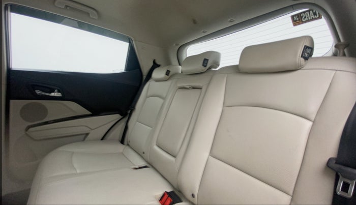 2022 Mahindra XUV300 W8 (O) 1.2 PETROL AMT, Petrol, Automatic, 31,369 km, Right Side Rear Door Cabin