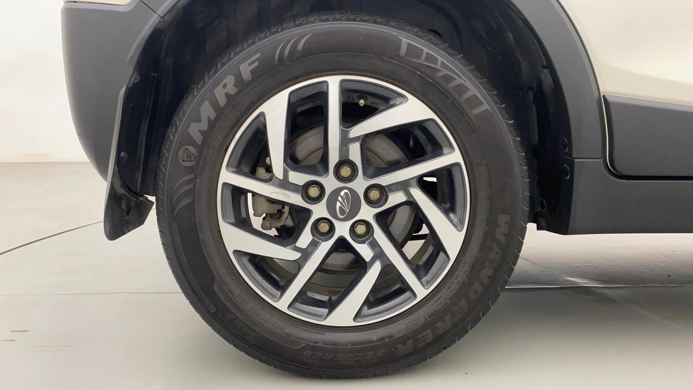 2022 Mahindra XUV300 W8 (O) 1.2 PETROL AMT, Petrol, Automatic, 31,369 km, Right Rear Wheel