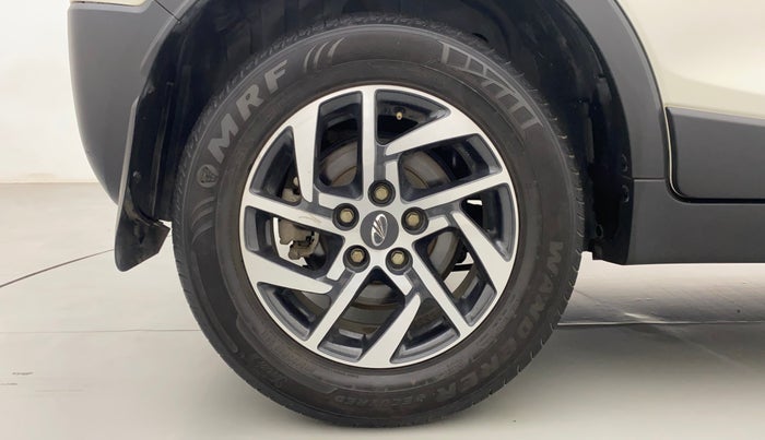 2022 Mahindra XUV300 W8 (O) 1.2 PETROL AMT, Petrol, Automatic, 31,369 km, Right Rear Wheel
