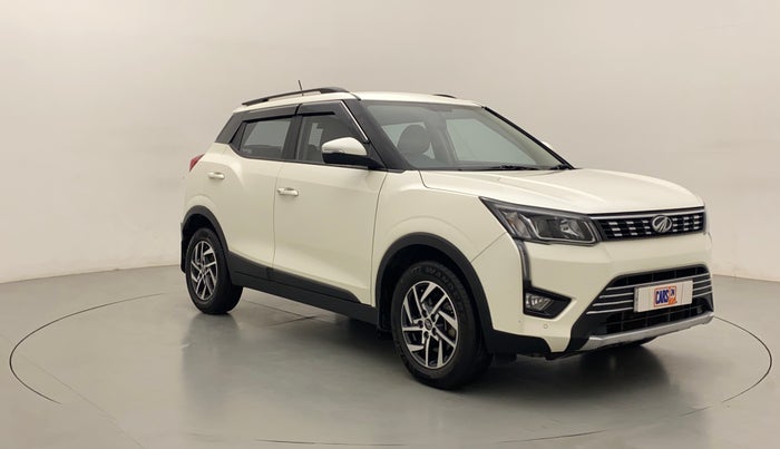 2022 Mahindra XUV300 W8 (O) 1.2 PETROL AMT, Petrol, Automatic, 31,369 km, Right Front Diagonal