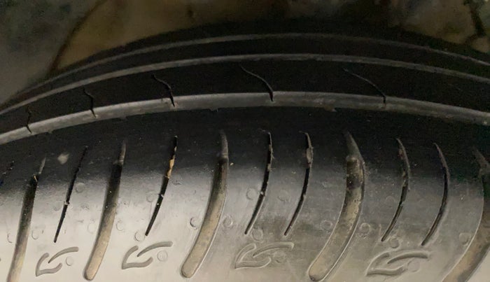 2022 Mahindra XUV300 W8 (O) 1.2 PETROL AMT, Petrol, Automatic, 31,369 km, Right Front Tyre Tread