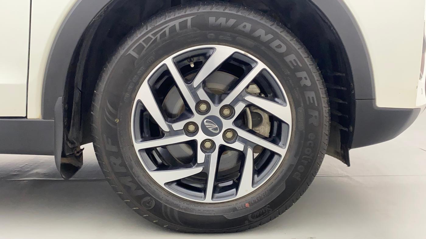2022 Mahindra XUV300 W8 (O) 1.2 PETROL AMT, Petrol, Automatic, 31,369 km, Right Front Wheel