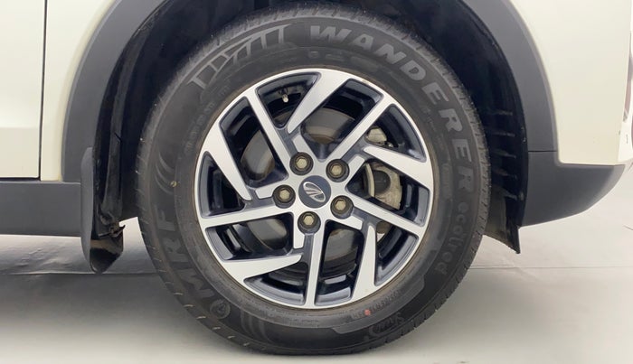 2022 Mahindra XUV300 W8 (O) 1.2 PETROL AMT, Petrol, Automatic, 31,369 km, Right Front Wheel