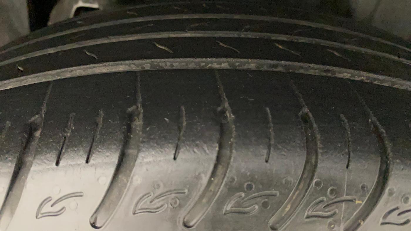 2022 Mahindra XUV300 W8 (O) 1.2 PETROL AMT, Petrol, Automatic, 31,369 km, Left Rear Tyre Tread