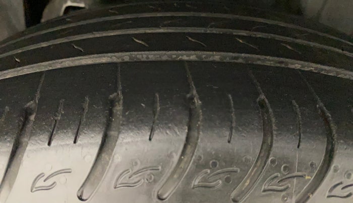2022 Mahindra XUV300 W8 (O) 1.2 PETROL AMT, Petrol, Automatic, 31,369 km, Left Rear Tyre Tread