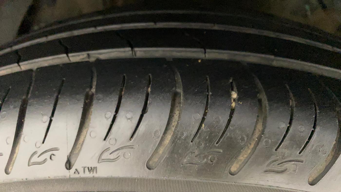 2022 Mahindra XUV300 W8 (O) 1.2 PETROL AMT, Petrol, Automatic, 31,369 km, Left Front Tyre Tread