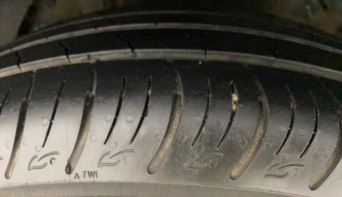 2022 Mahindra XUV300 W8 (O) 1.2 PETROL AMT, Petrol, Automatic, 31,369 km, Left Front Tyre Tread